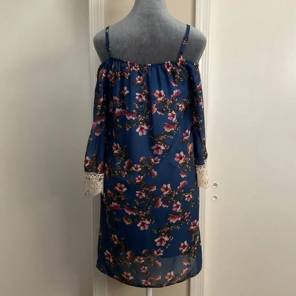 💜 A. Byer Off The Shoulder Printed Shift Dress with Lace - Picture 6 of 9